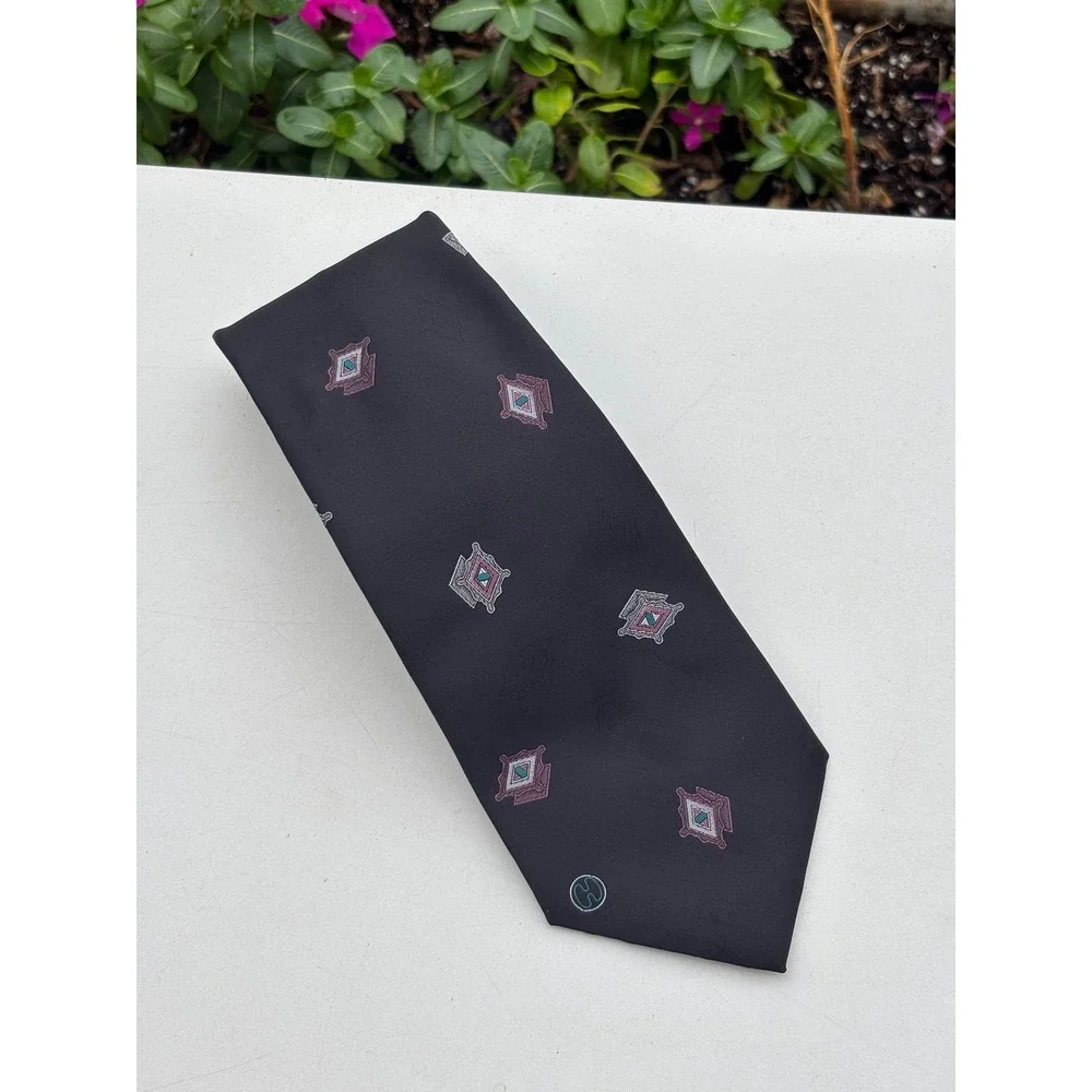 Halston III Mens Geometric Diamond Logo Silk Blend Necktie Navy Blue 3.75